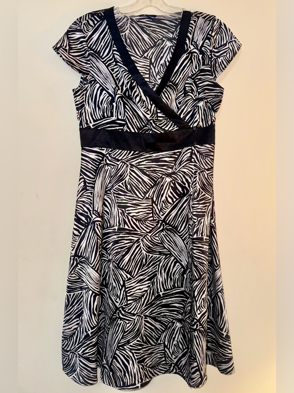 Reitmans NWOT Black & White Zebra-like Print Midi Wrap Dress Satin sheen size 5